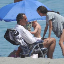 Victoria Federica charlando con su padre Jaime de Marichalar en la playa de Sotogrande