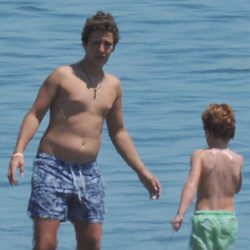 Froilán en la playa de Sotogrande con sus primos paternos