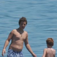 Froilán en la playa de Sotogrande con sus primos paternos