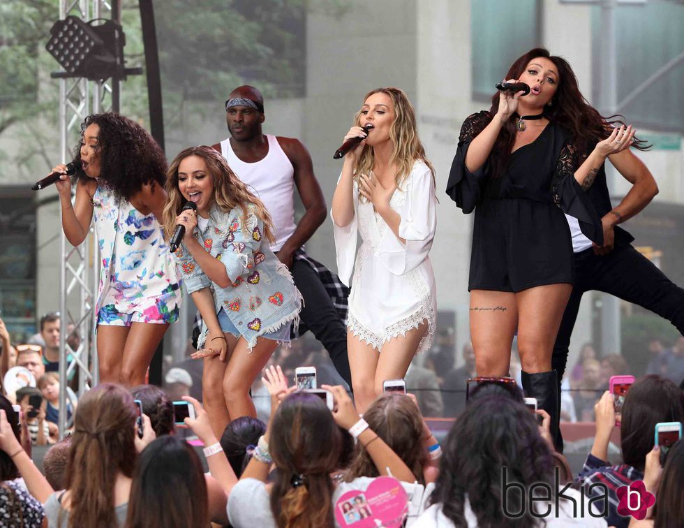 Little Mix actuando en la Rockefeller Plaza de Nueva York