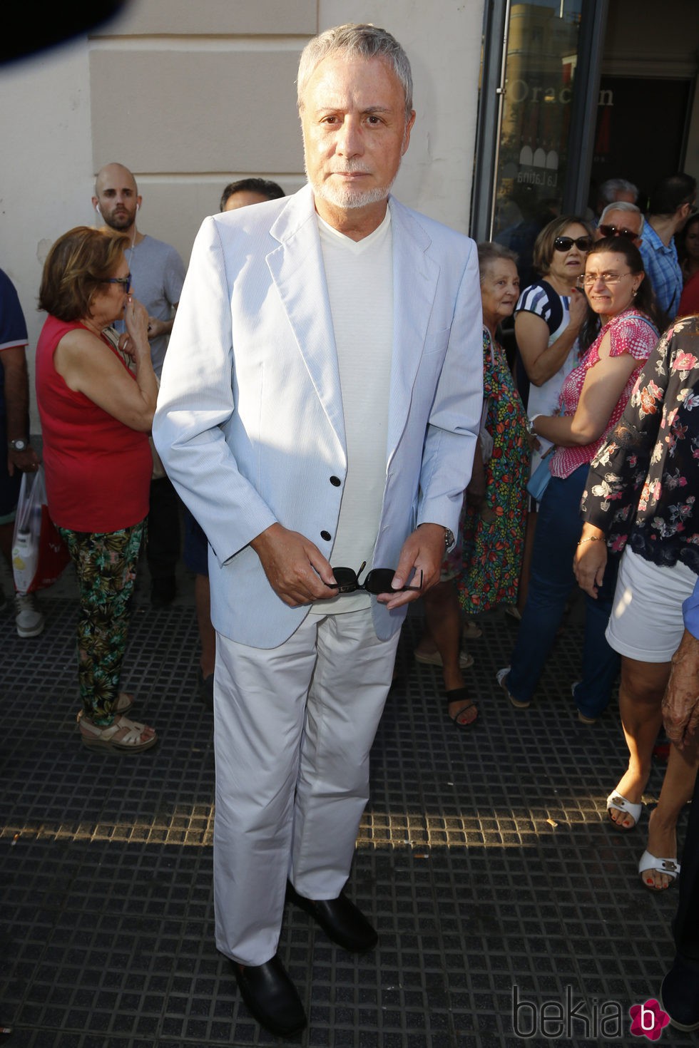 Joaquín Kremel en la capilla ardiente de Lina Morgan