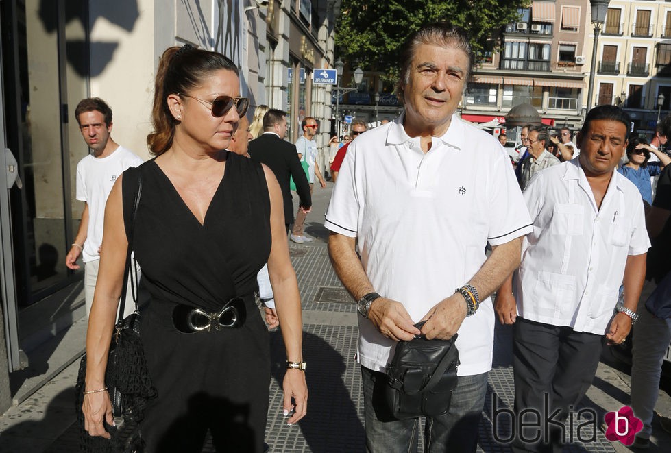 Máximo Valverde en la capilla ardiente de Lina Morgan