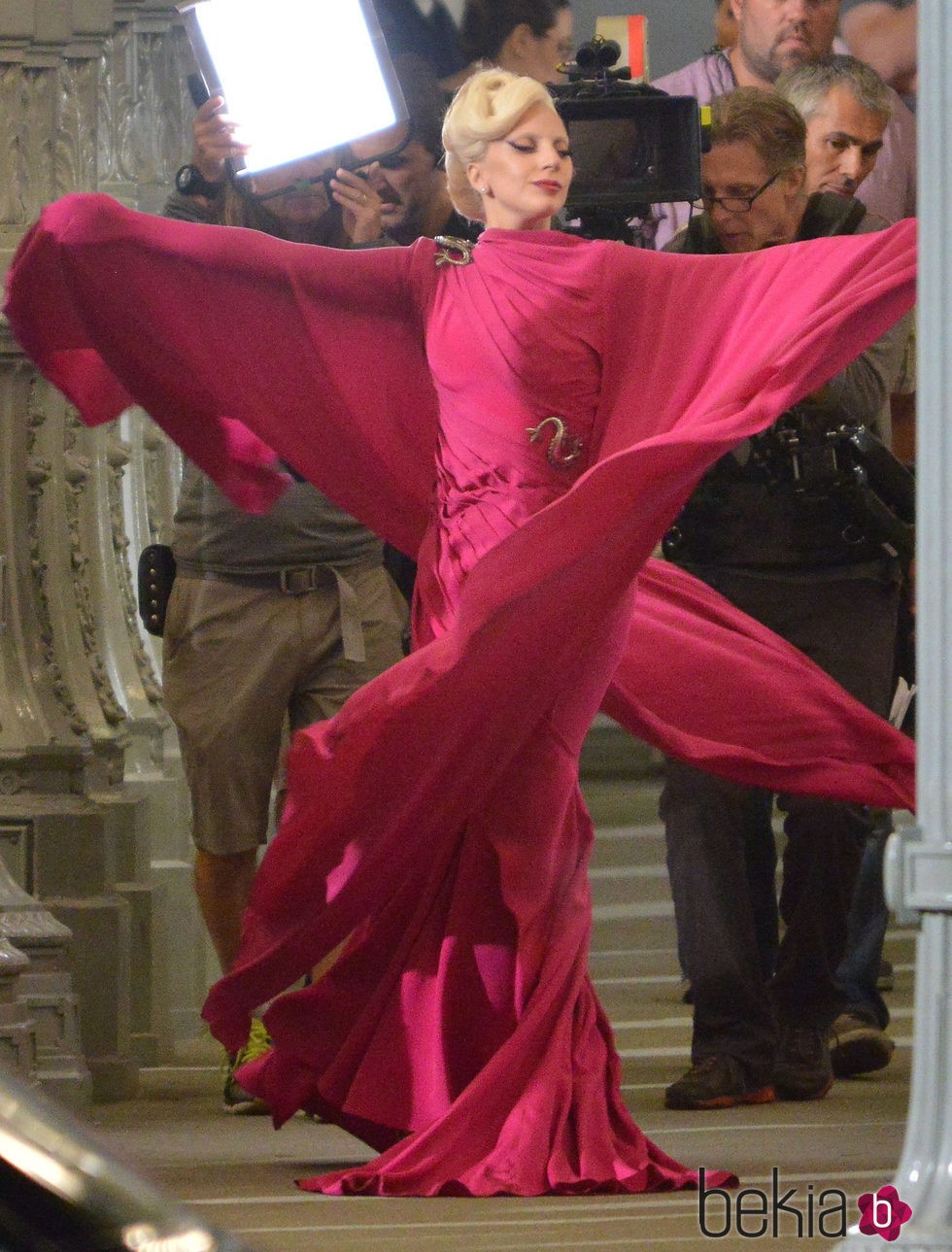 Lady Gaga luce un espectacular vestido fucsia en el rodaje de 'American Horror Story: Hotel'