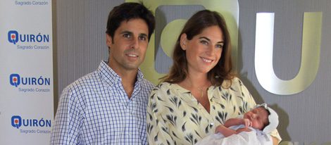 Fran Rivera y Lourdes Montes presentan a su hija Carmen a la salida del hospital