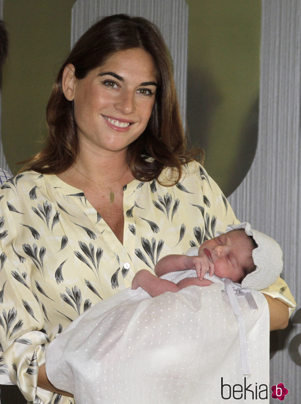 Lourdes Montes posa con su hija Carmen Rivera a la salida del hospital