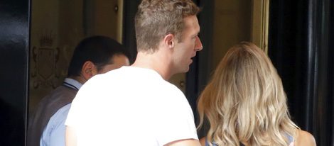 Chris Martin acompañado de una rubia desconocida