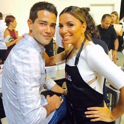 Eva Longoria y Jesse Metcalfe muy sonrientes en un evento de cocina