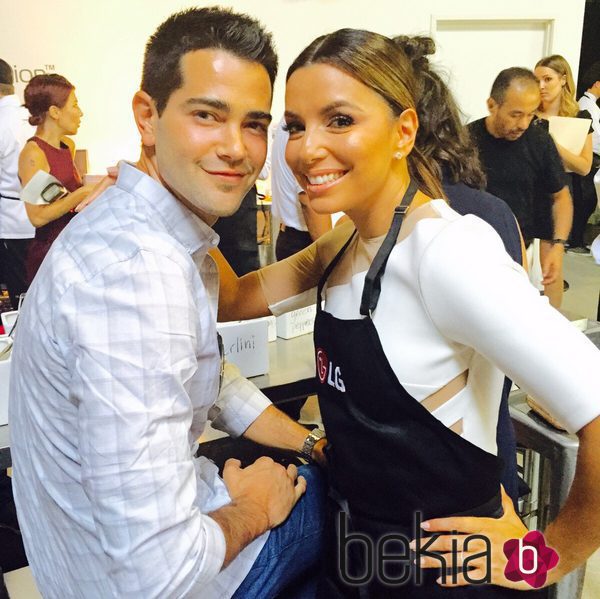 Eva Longoria y Jesse Metcalfe muy sonrientes en un evento de cocina