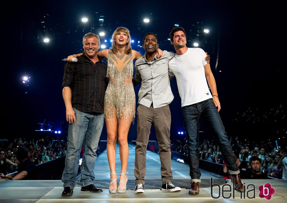 Taylor Swift en un concierto junto Sean O'Pry, Chris Rock y Matt LeBlanc