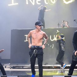 Justin Bieber sin camiseta en los Billboard Hot 100 Musical Festival