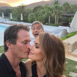 George Clooney marcándose un photobomb en la romántica foto de Cindy Crawford y Rande Gerber