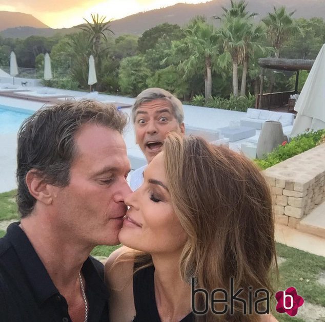 George Clooney marcándose un photobomb en la romántica foto de Cindy Crawford y Rande Gerber