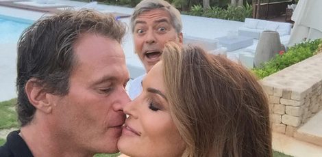 George Clooney marcándose un photobomb en la romántica foto de Cindy Crawford y Rande Gerber