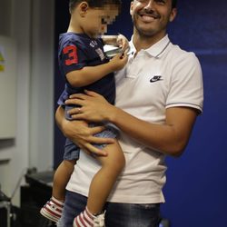 Pedro Rodríguez con su hijo Bryan en brazos en su despedida del Barça