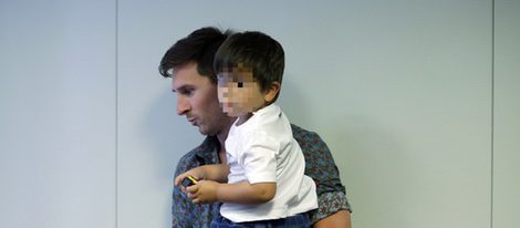 Leo Messi con su hijo Thiago en la despedida de Pedro Rodríguez del Barça