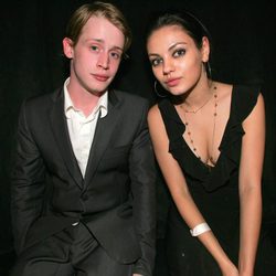 Macaulay Culkin y Mila Kunis en una cena benéfica en 2005