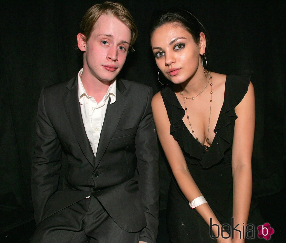 Macaulay Culkin y Mila Kunis en una cena benéfica en 2005