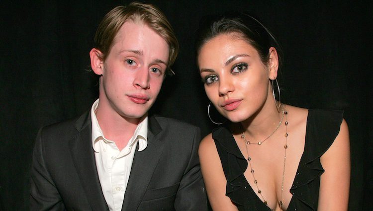 Macaulay Culkin y Mila Kunis en una cena benéfica en 2005