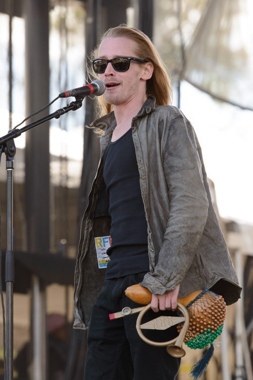 Macaulay Culkin de The Pizza Underground en el escenario del Riot Fest Chicago 2014 