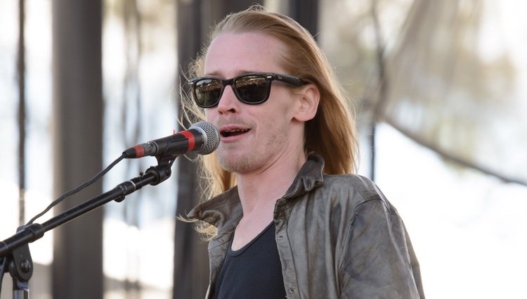 Macaulay Culkin de The Pizza Underground en el escenario del Riot Fest Chicago 2014 