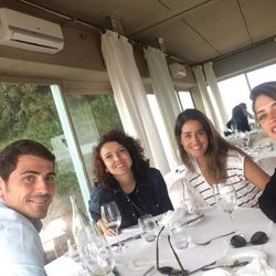 Iker Casillas y Sara Carbonero comiendo en Oporto con Isabel Jiménez y Mayra del Pilar