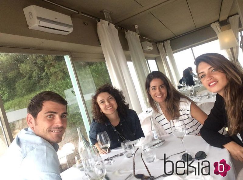 Iker Casillas y Sara Carbonero comiendo en Oporto con Isabel Jiménez y Mayra del Pilar