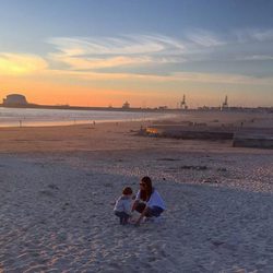 Sara Carbonero con su hijo Martín Casillas jugando en la arena de la playa