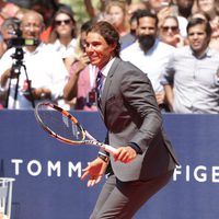 Rafa Nadal disputa un partido con traje durante un evento en Nueva York