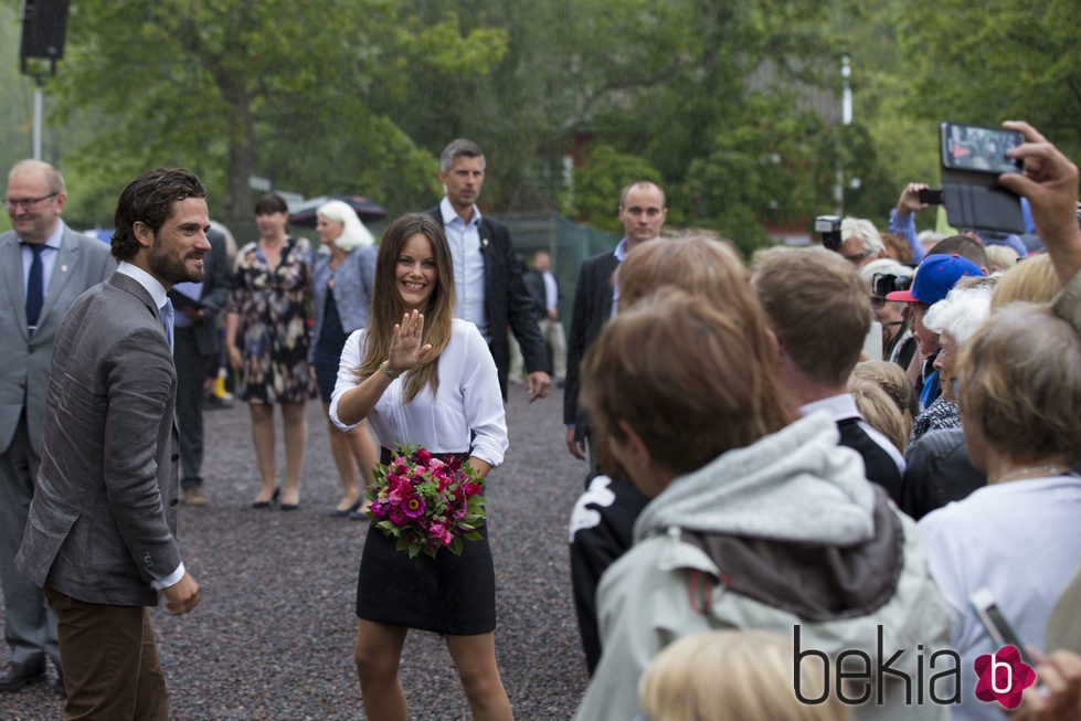 Los Príncipes Carlos Felipe y Sofía de Suecia durante su visita al Ducado de Värmland