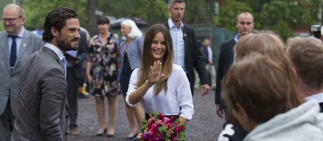 Los Príncipes Carlos Felipe y Sofía de Suecia durante su visita al Ducado de Värmland