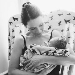 Lucy Liu presenta a su hijo Rockwell Lloyd Liu