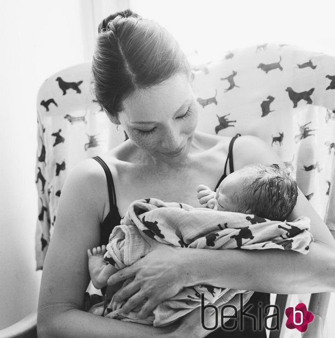 Lucy Liu presenta a su hijo Rockwell Lloyd Liu