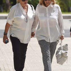 María Teresa Campos y su hija Carmen llegando a la capilla ardiente de su tía Araceli Campos