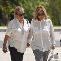 María Teresa Campos y su hija Carmen llegando a la capilla ardiente de su tía Araceli Campos