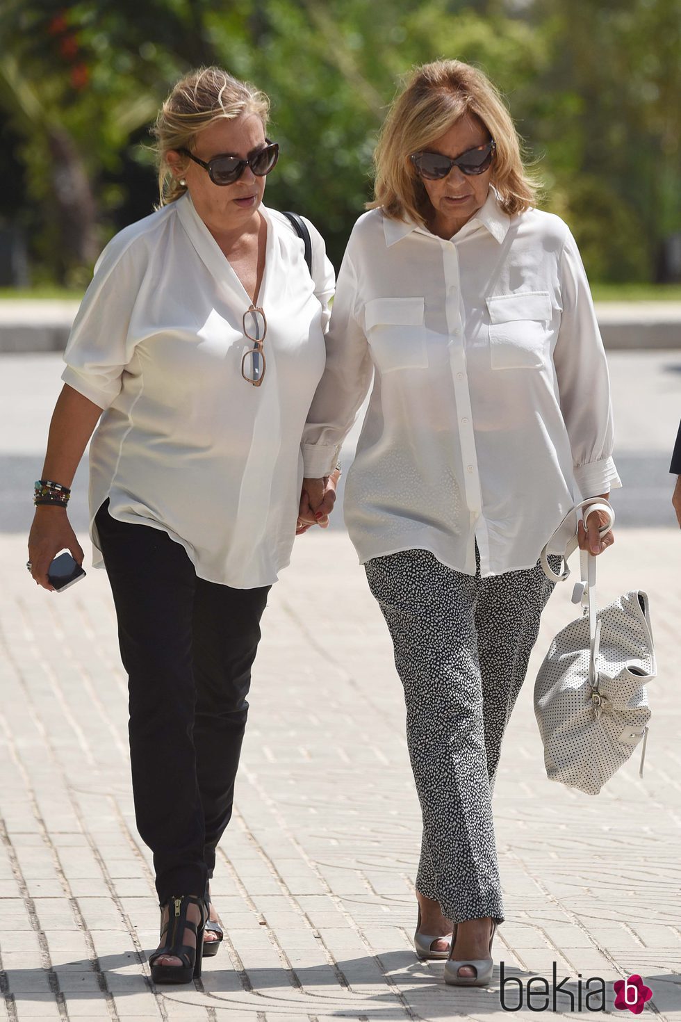 María Teresa Campos y su hija Carmen llegando a la capilla ardiente de su tía Araceli Campos