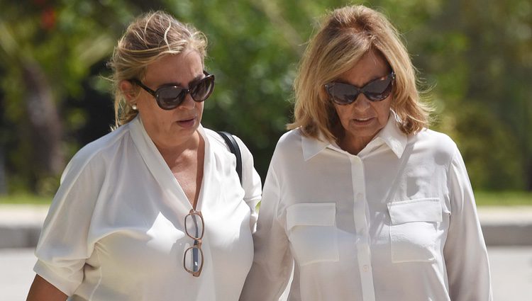 María Teresa Campos y su hija Carmen llegando a la capilla ardiente de su tía Araceli Campos