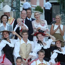 Los Príncipes Alberto y Charlene con sus hijos en los jardines de María Antonieta