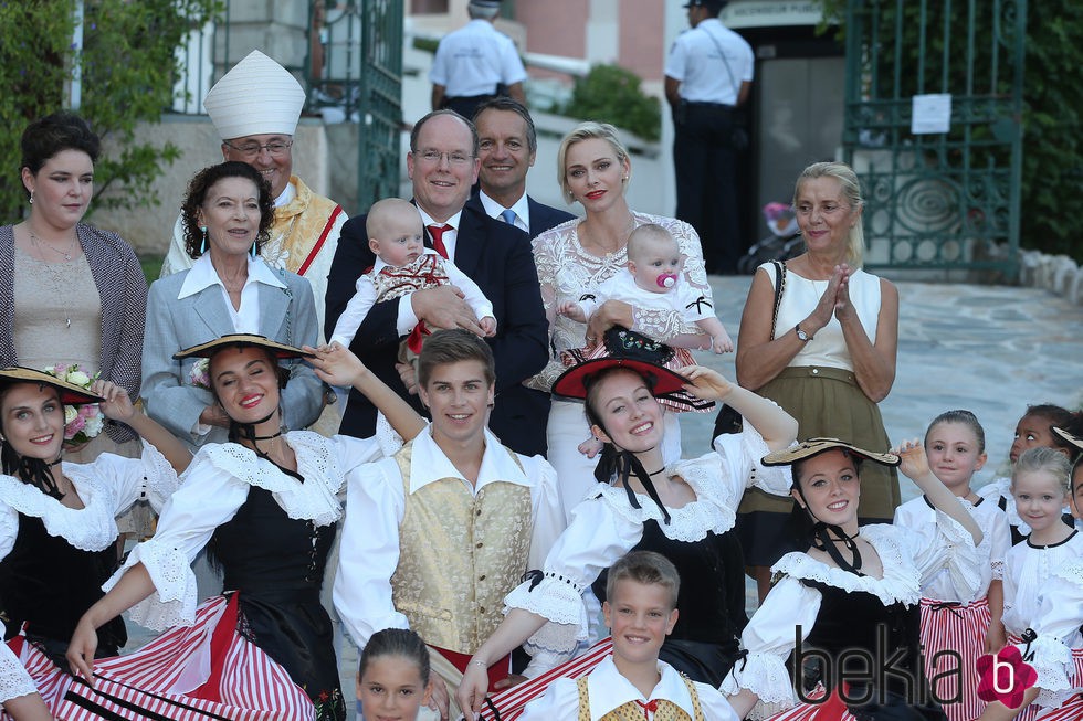 Los Príncipes Alberto y Charlene con sus hijos en los jardines de María Antonieta