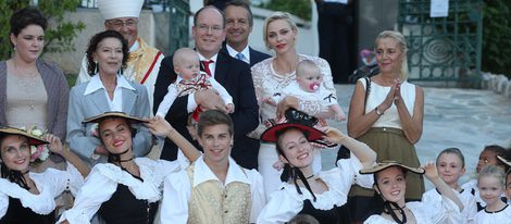 Los Príncipes Alberto y Charlene con sus hijos en los jardines de María Antonieta