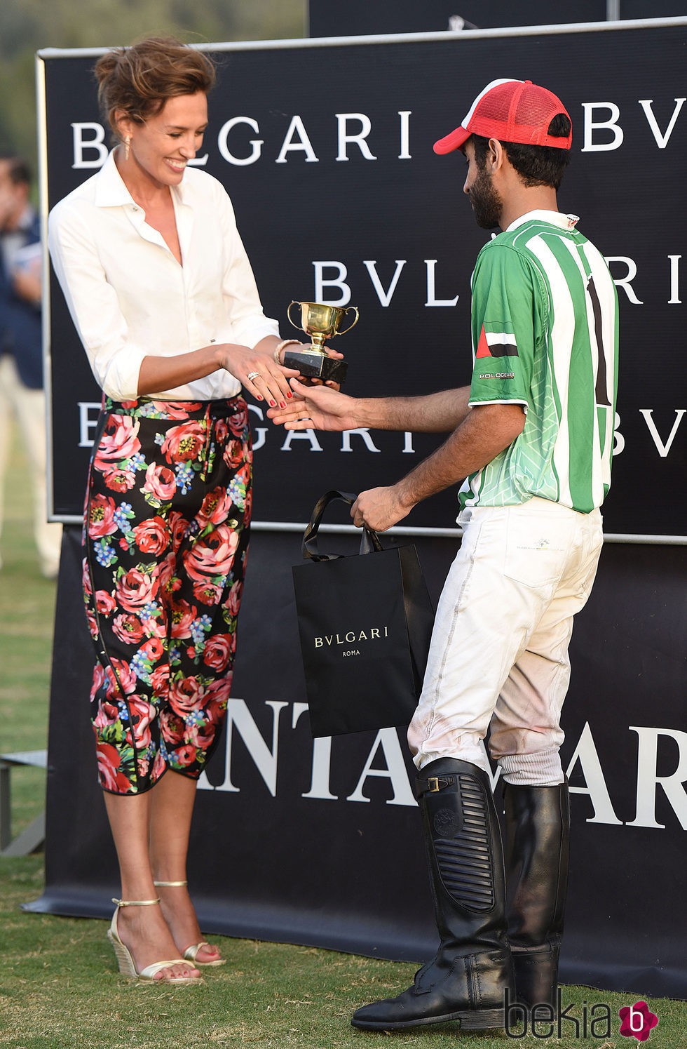 Nieves Álvarez entregó uno de los premios en el Torneo de Polo de Sotogrande