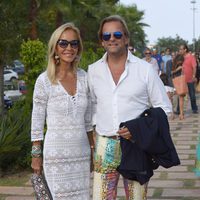 Carmen Lomana y Edmon Fokker Van Crayestein en el club de polo en Sotogrande