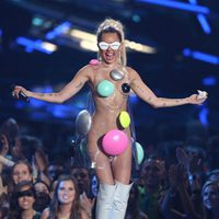 Miley Cyrus dejando poco a la imaginación en los Video Music Awards 2015