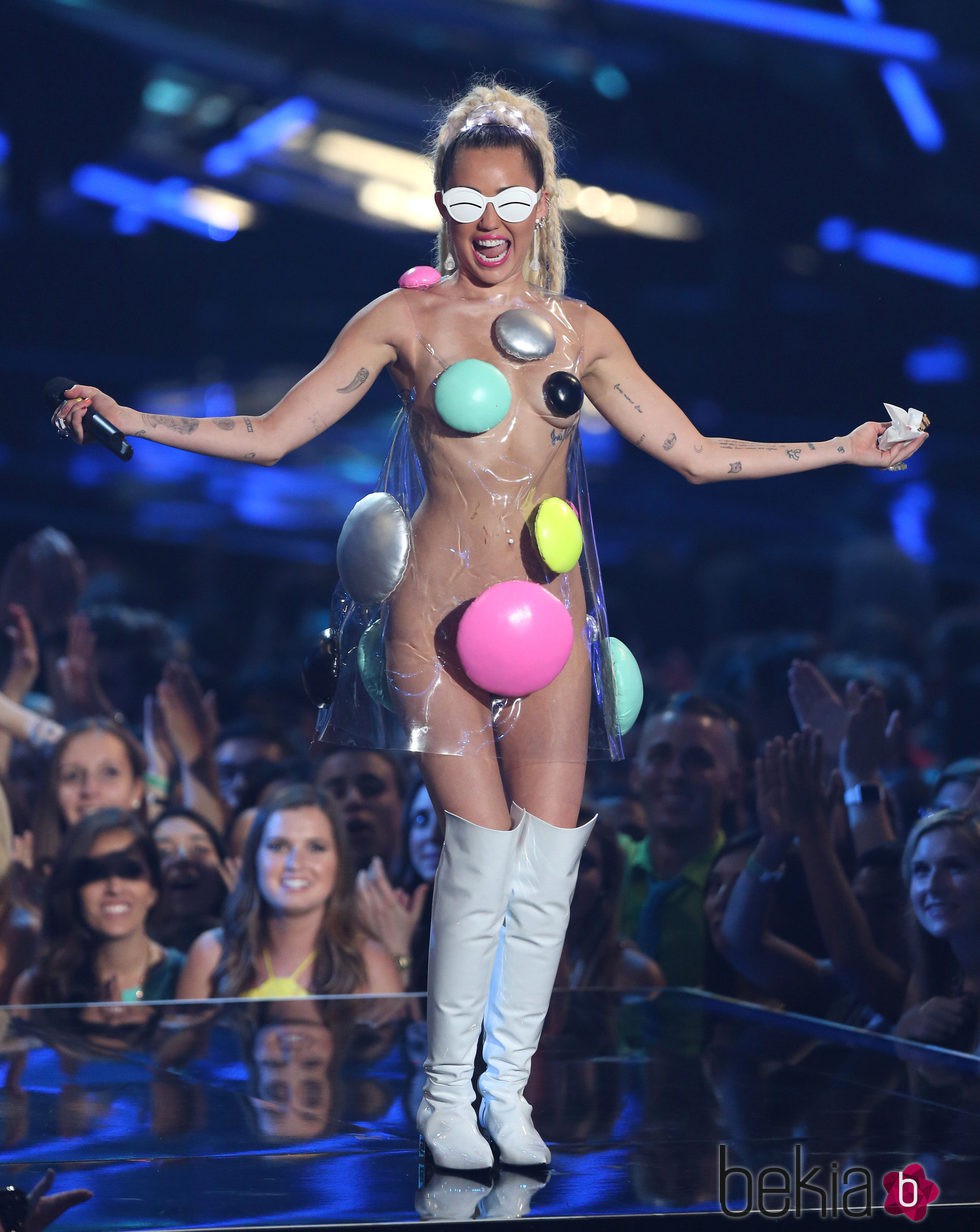 Miley Cyrus dejando poco a la imaginación en los Video Music Awards 2015