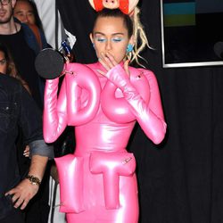 Miley Cyrus fumando en el backstage de los Video Music Awards 2015