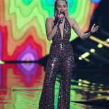 Miley Cyrus con un jumpsuit de lentejuelas en los Video Music Awards 2015