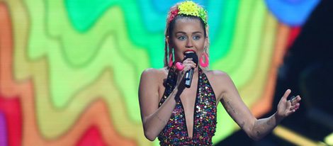 Miley Cyrus con un jumpsuit de lentejuelas en los Video Music Awards 2015