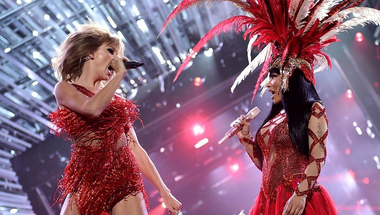 Nicki Minaj y Taylor Swift cantando juntas en los Video Music Awards 2015