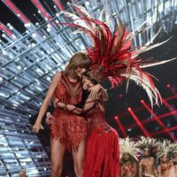 Nicki Minaj y Taylor Swift abrazándose en los Video Music Awards 2015