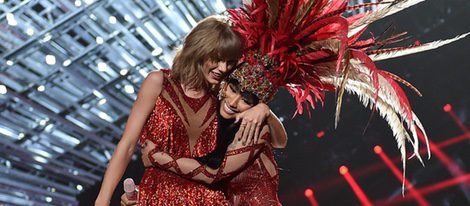 Nicki Minaj y Taylor Swift abrazándose en los Video Music Awards 2015