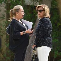 María Teresa Campos y su hija Carmen Borrego en el funeral de Araceli Campos